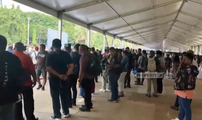 Kemendagri mengumpulkan 481 Calon Kepala Daerah yang akan dilantik oleh Presiden di kawasan Monas, Jakarta, dalam rangka gladi bersih, Selasa (182) pagi. (X@RadioElshinta)